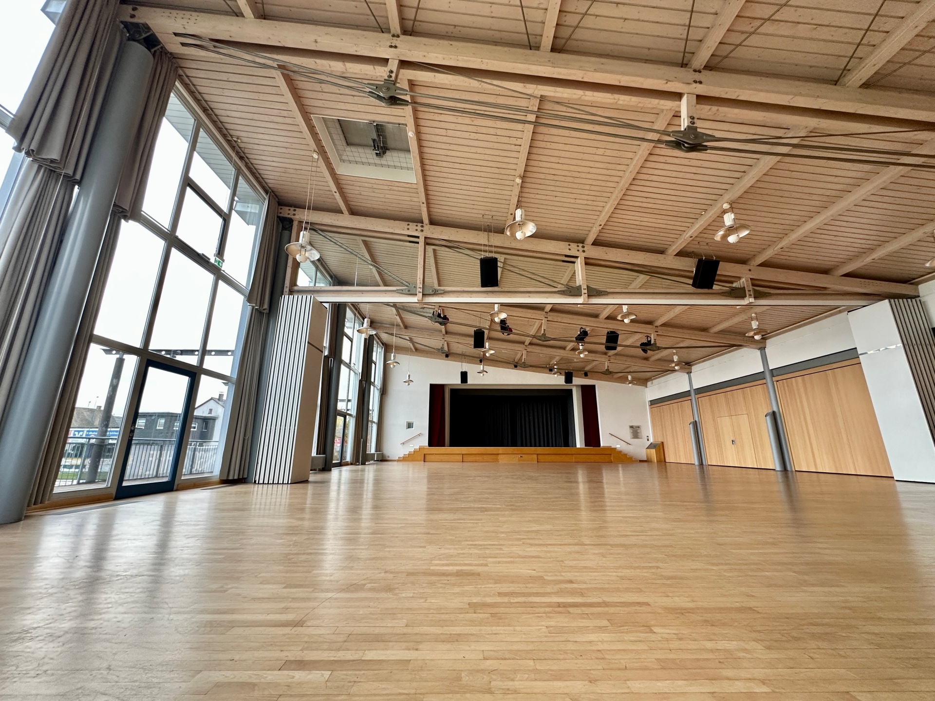 Blick auf den Saal und die Bühne des Kulturhauses in Rheinböllen